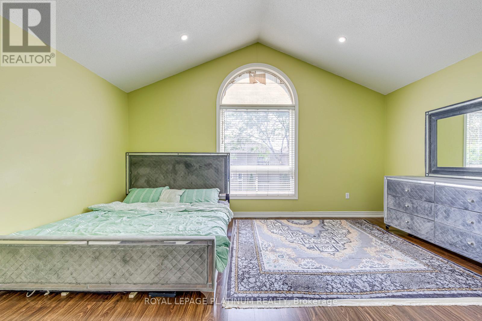 5644 Longboat Avenue, Mississauga, Ontario  L5M 7E8 - Photo 17 - W12335379