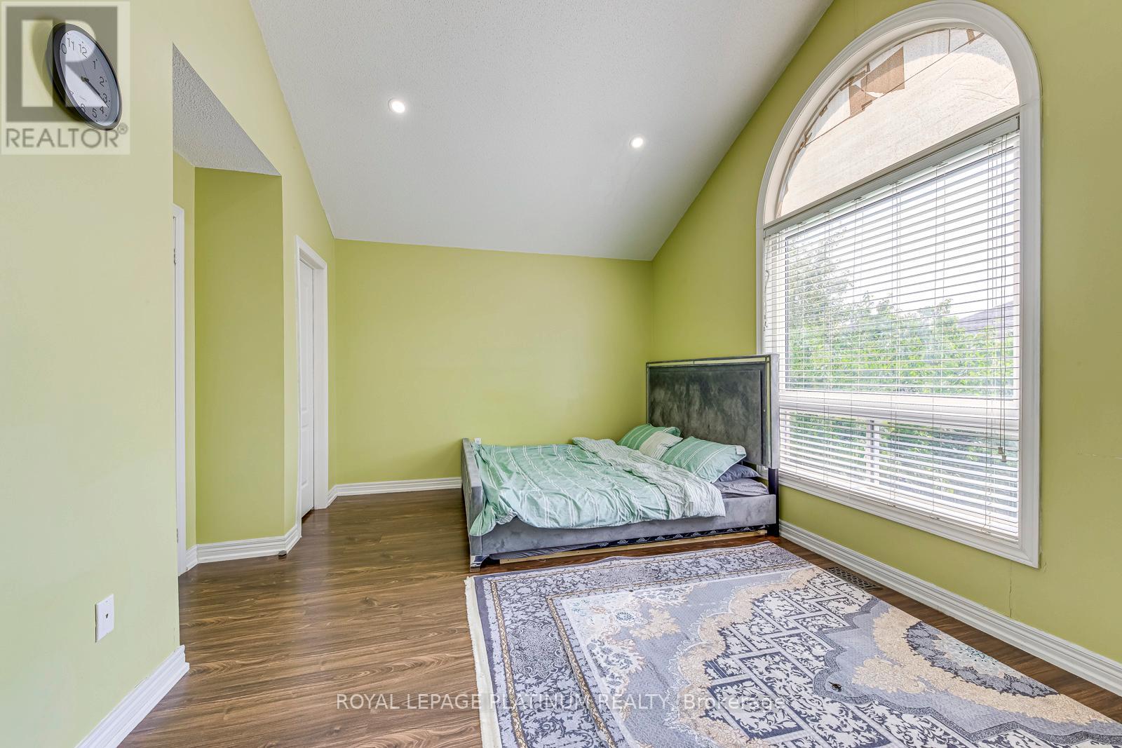 5644 Longboat Avenue, Mississauga, Ontario  L5M 7E8 - Photo 19 - W12335379