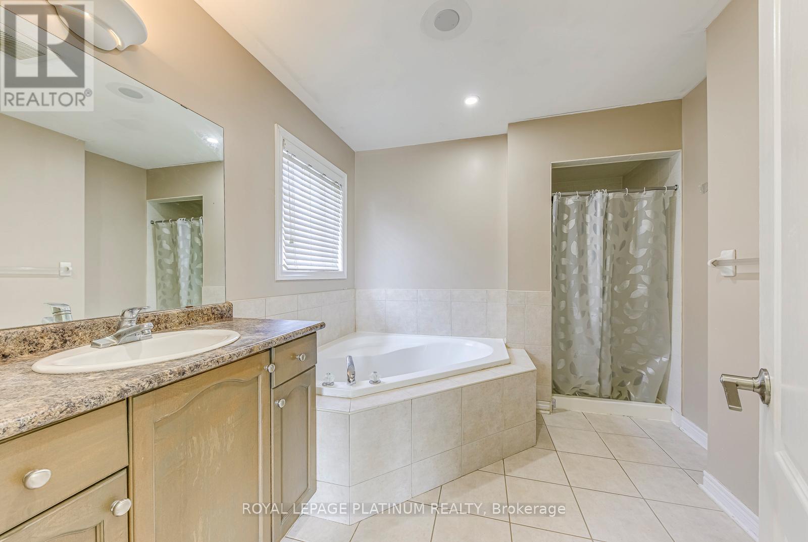 5644 Longboat Avenue, Mississauga, Ontario  L5M 7E8 - Photo 20 - W12335379