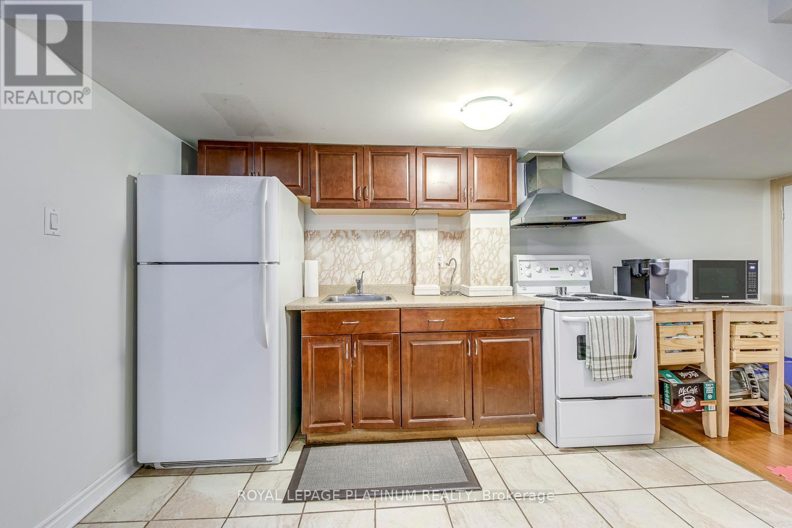 5644 Longboat Avenue, Mississauga, Ontario  L5M 7E8 - Photo 29 - W12335379