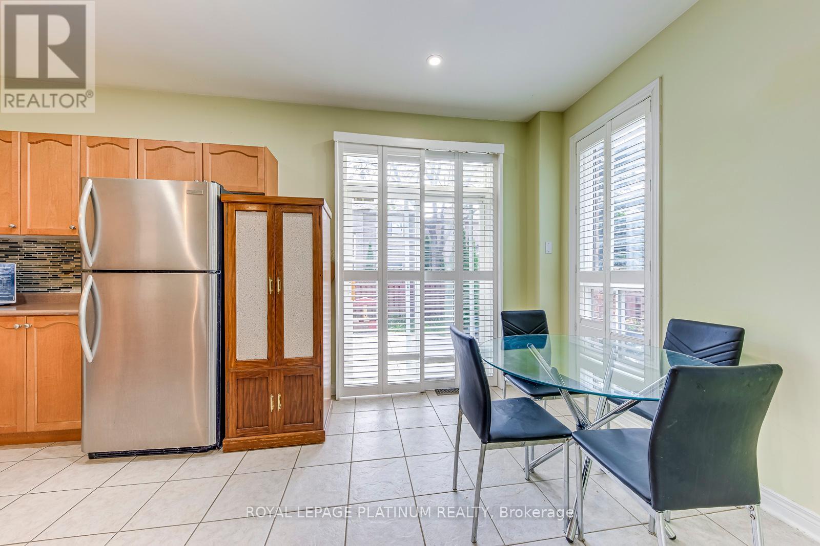 5644 Longboat Avenue, Mississauga, Ontario  L5M 7E8 - Photo 9 - W12335379