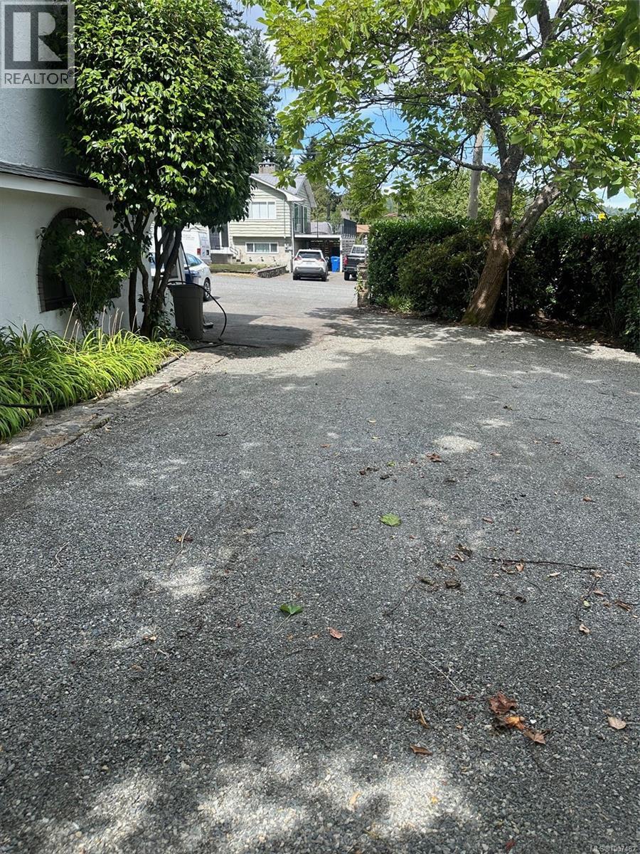 Property at 301 Putter Pl image 5