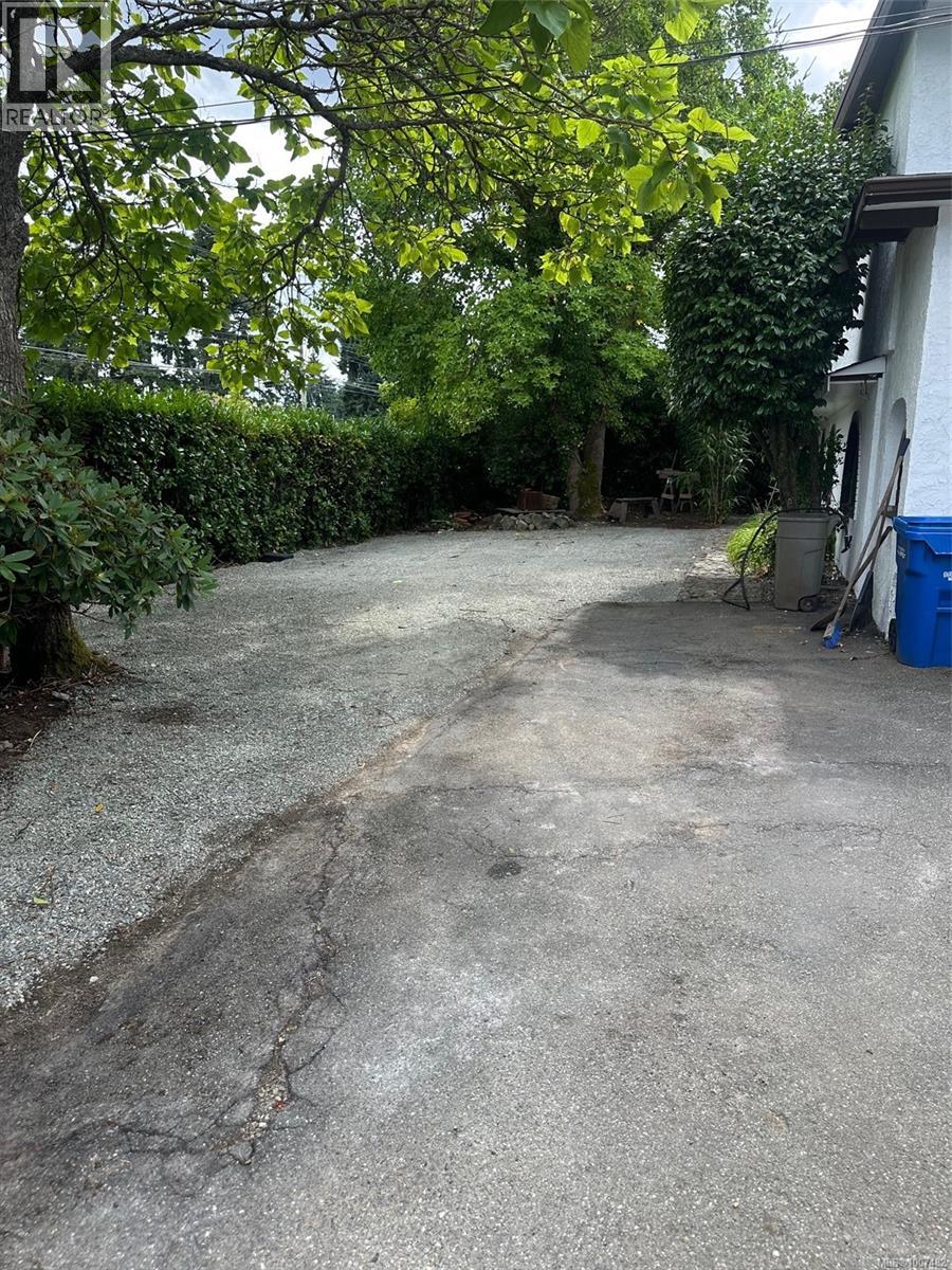 Property at 301 Putter Pl image 4