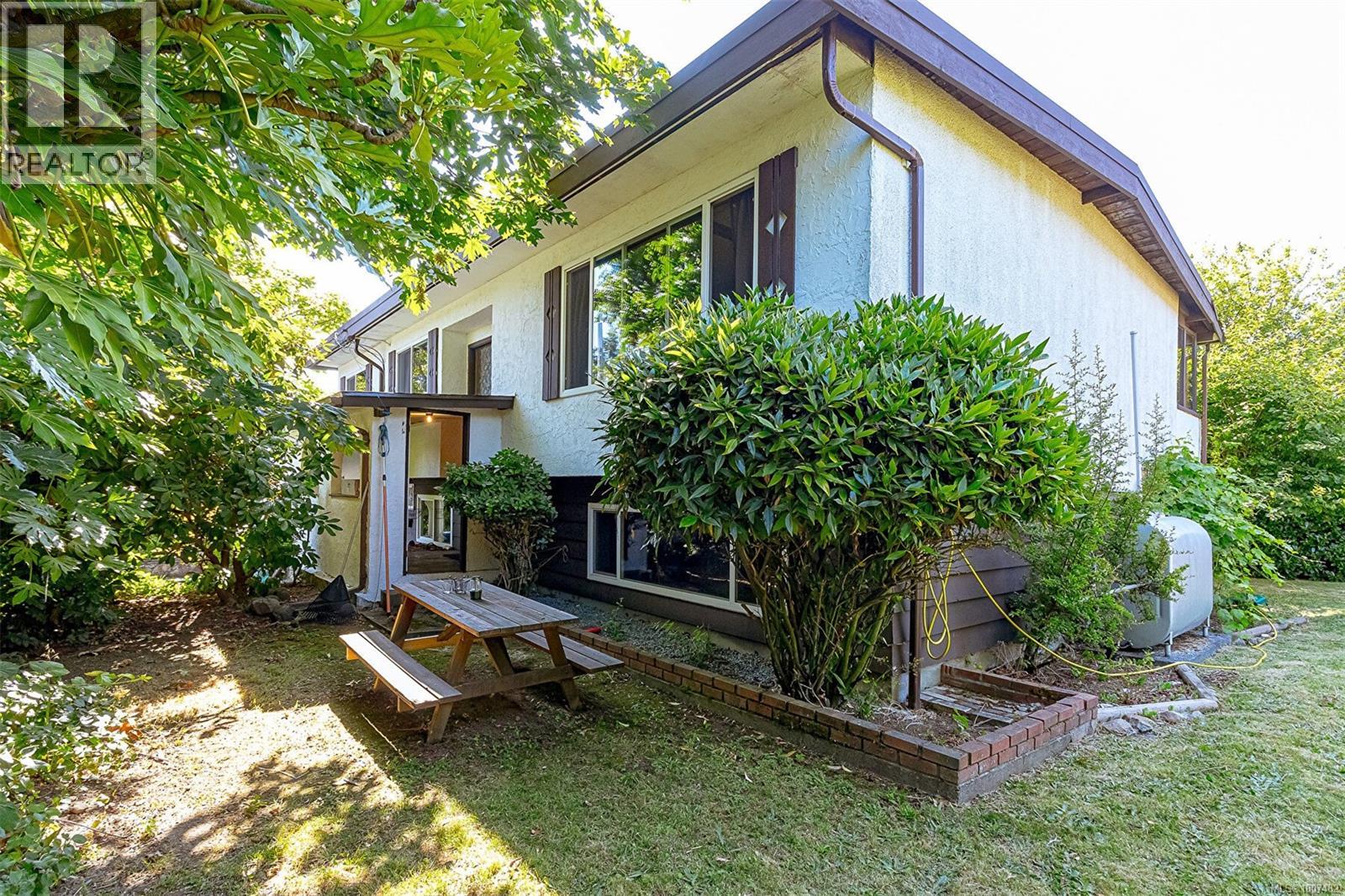 Property at 301 Putter Pl image 2