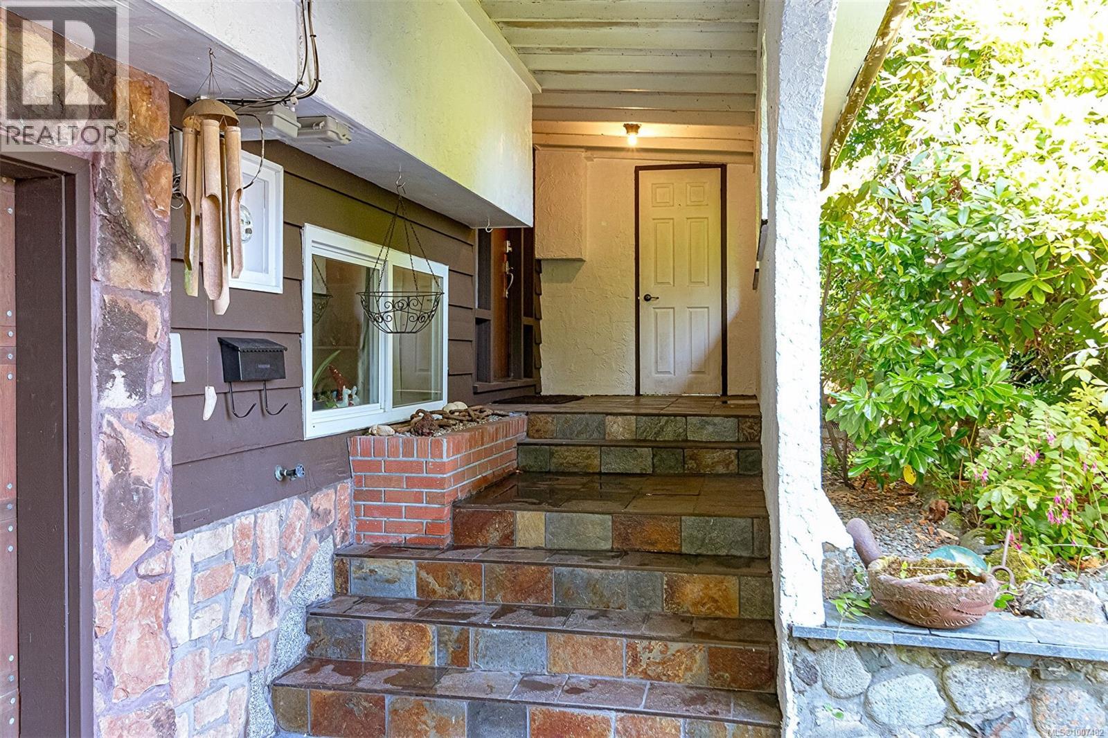 Property at 301 Putter Pl image 3