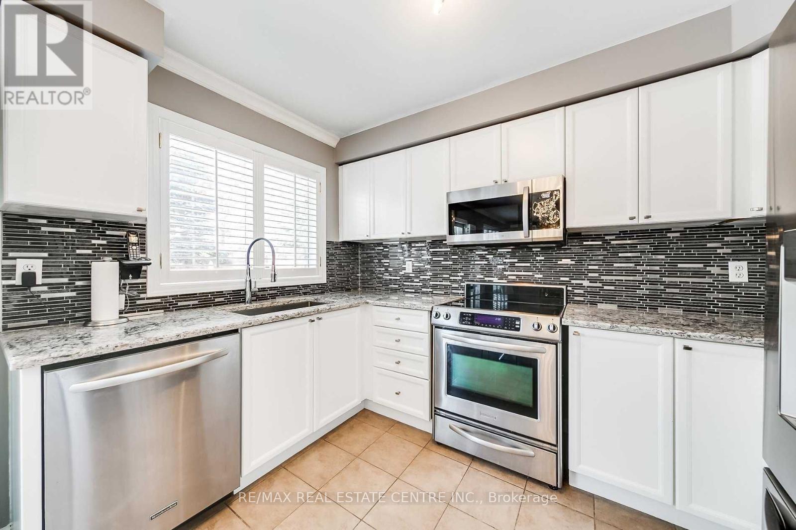 2899 Westoak Trails Boulevard, Oakville, Ontario  L6M 4V2 - Photo 6 - W12335517