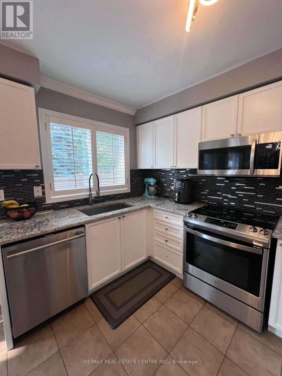2899 Westoak Trails Boulevard, Oakville, Ontario  L6M 4V2 - Photo 7 - W12335517