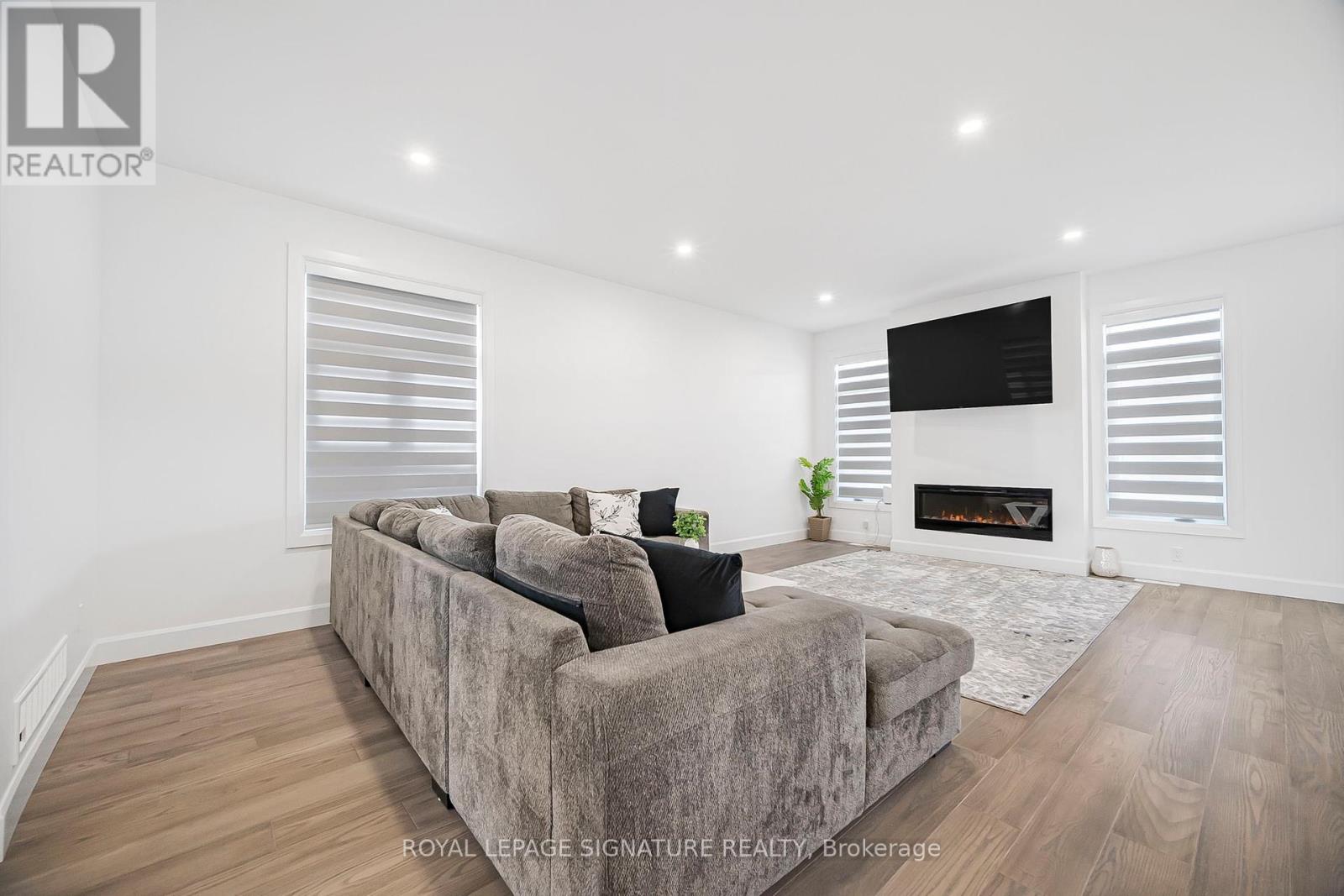 6326 Heathwoods Avenue, London South, Ontario  N6P 0K2 - Photo 4 - X12335323