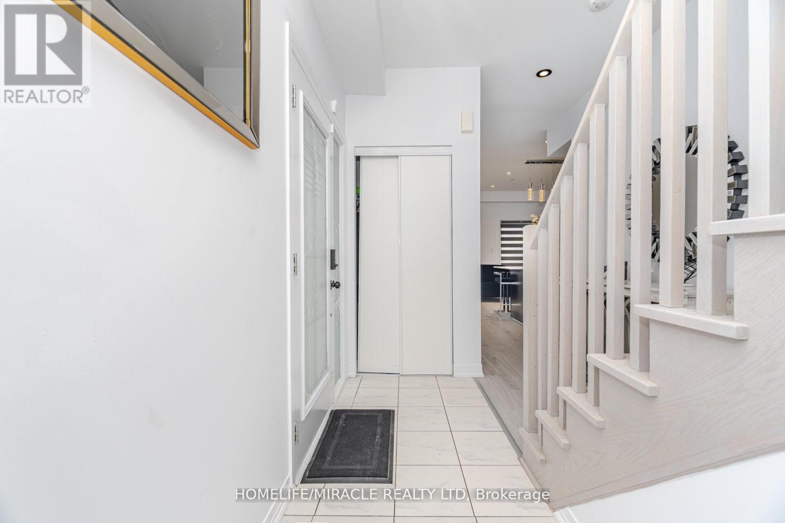 92 Fairlane Avenue, Barrie, Ontario  L9J 0M9 - Photo 7 - S12335554