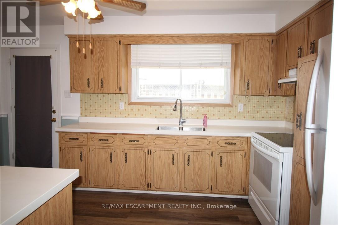 4 Purnell Drive, Hamilton, Ontario  L9C 4X9 - Photo 6 - X12321634