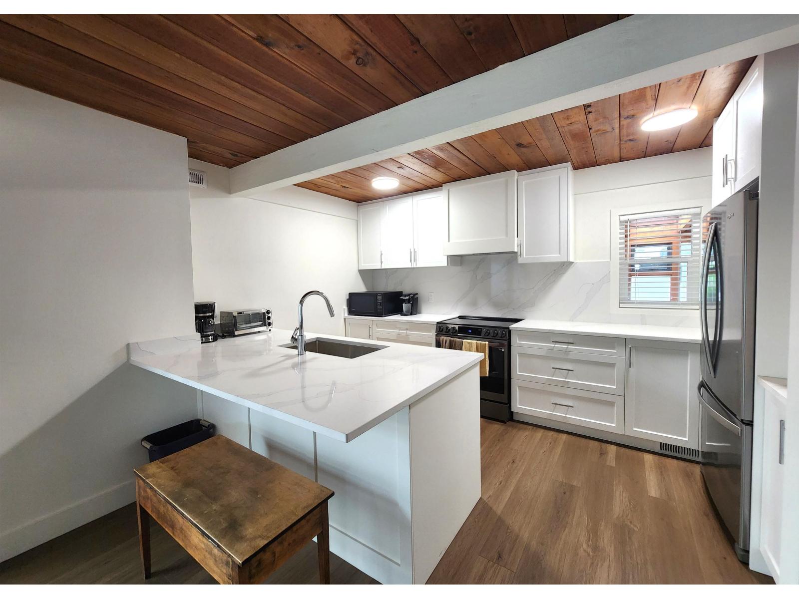 Property at 11631 98 AVENUE image 2