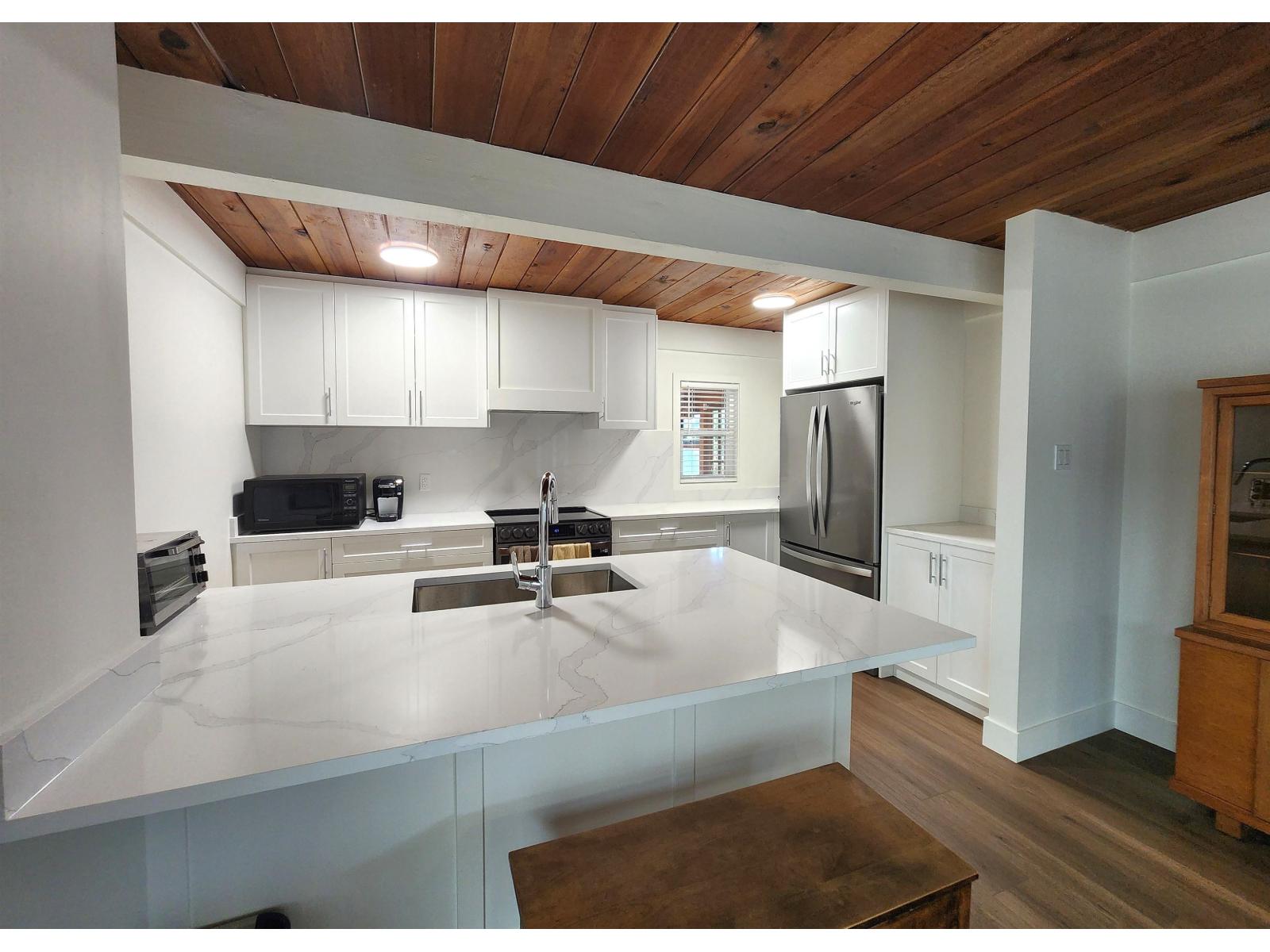 Property at 11631 98 AVENUE image 4