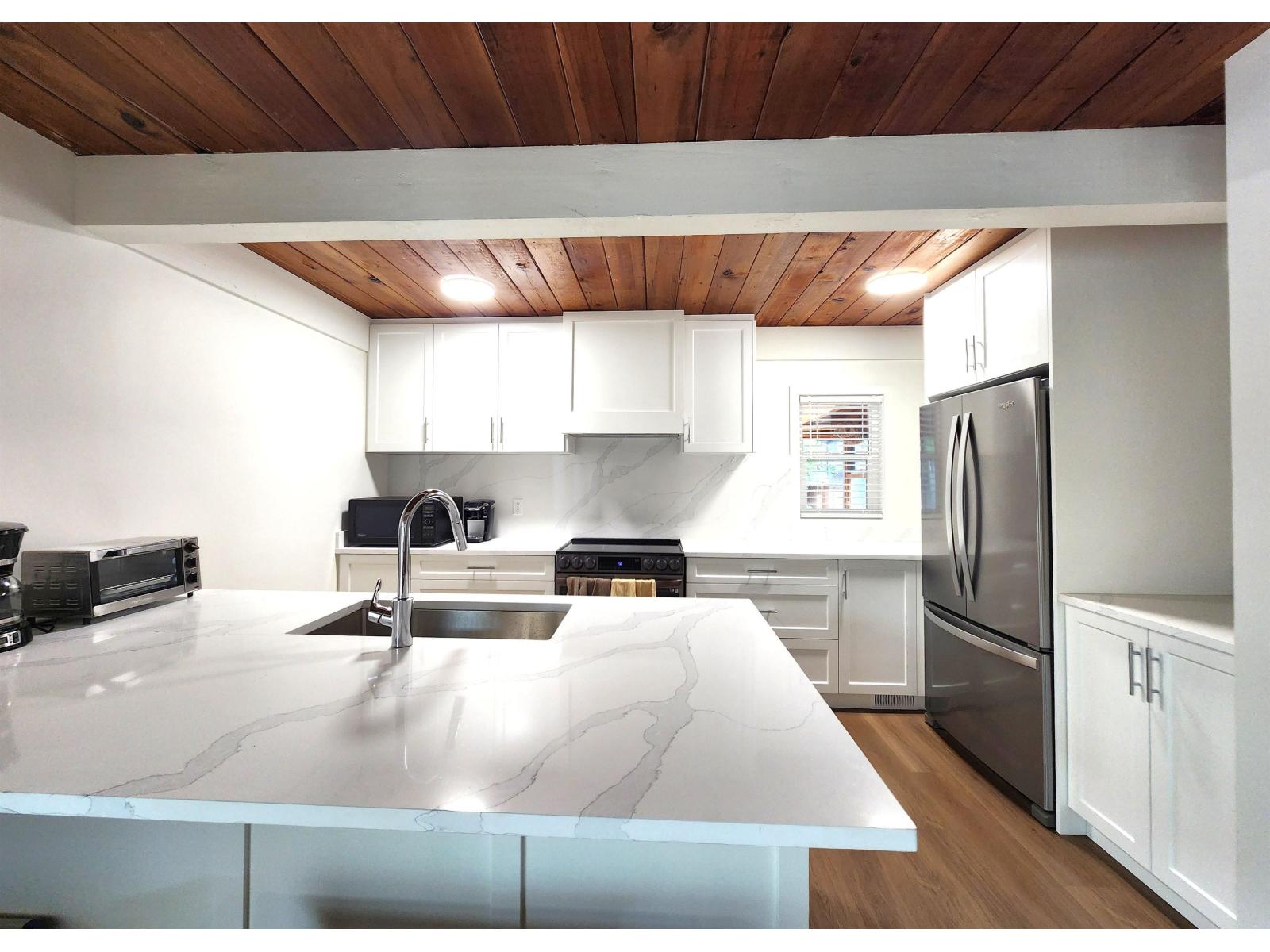 Property at 11631 98 AVENUE image 3