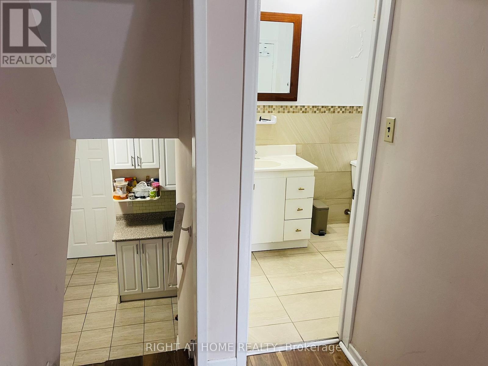 Lower - 24 Crewe Avenue, Toronto, Ontario  M4C 2J1 - Photo 7 - E12335706