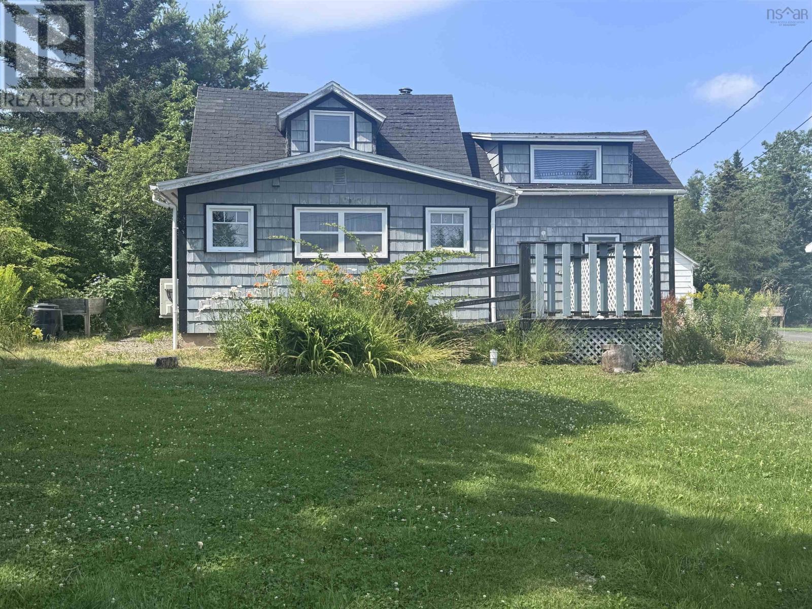 10 High Street, Baddeck, Nova Scotia  B0E 1B0 - Photo 1 - 202520155