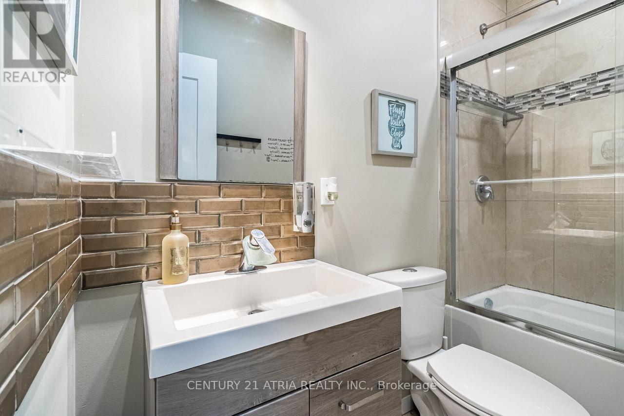 17 Montcalm Avenue, Toronto, Ontario  M6E 4N5 - Photo 17 - W12296339