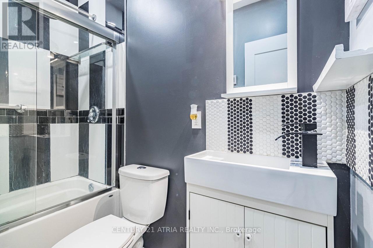 17 Montcalm Avenue, Toronto, Ontario  M6E 4N5 - Photo 13 - W12296339