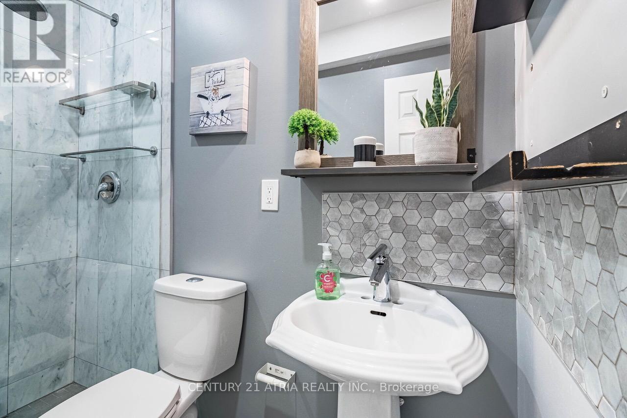 17 Montcalm Avenue, Toronto, Ontario  M6E 4N5 - Photo 7 - W12296339