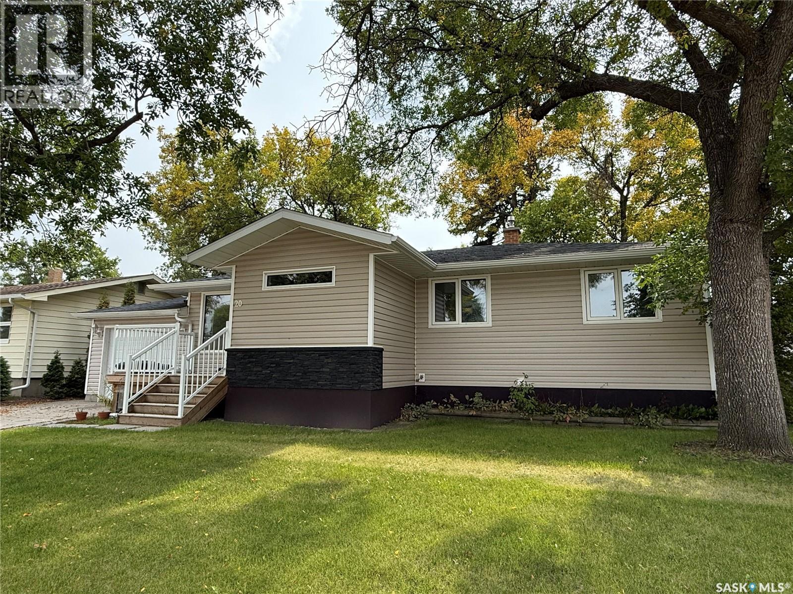 20 Scott Crescent, Weyburn, Saskatchewan  S4H 1T6 - Photo 2 - SK004329