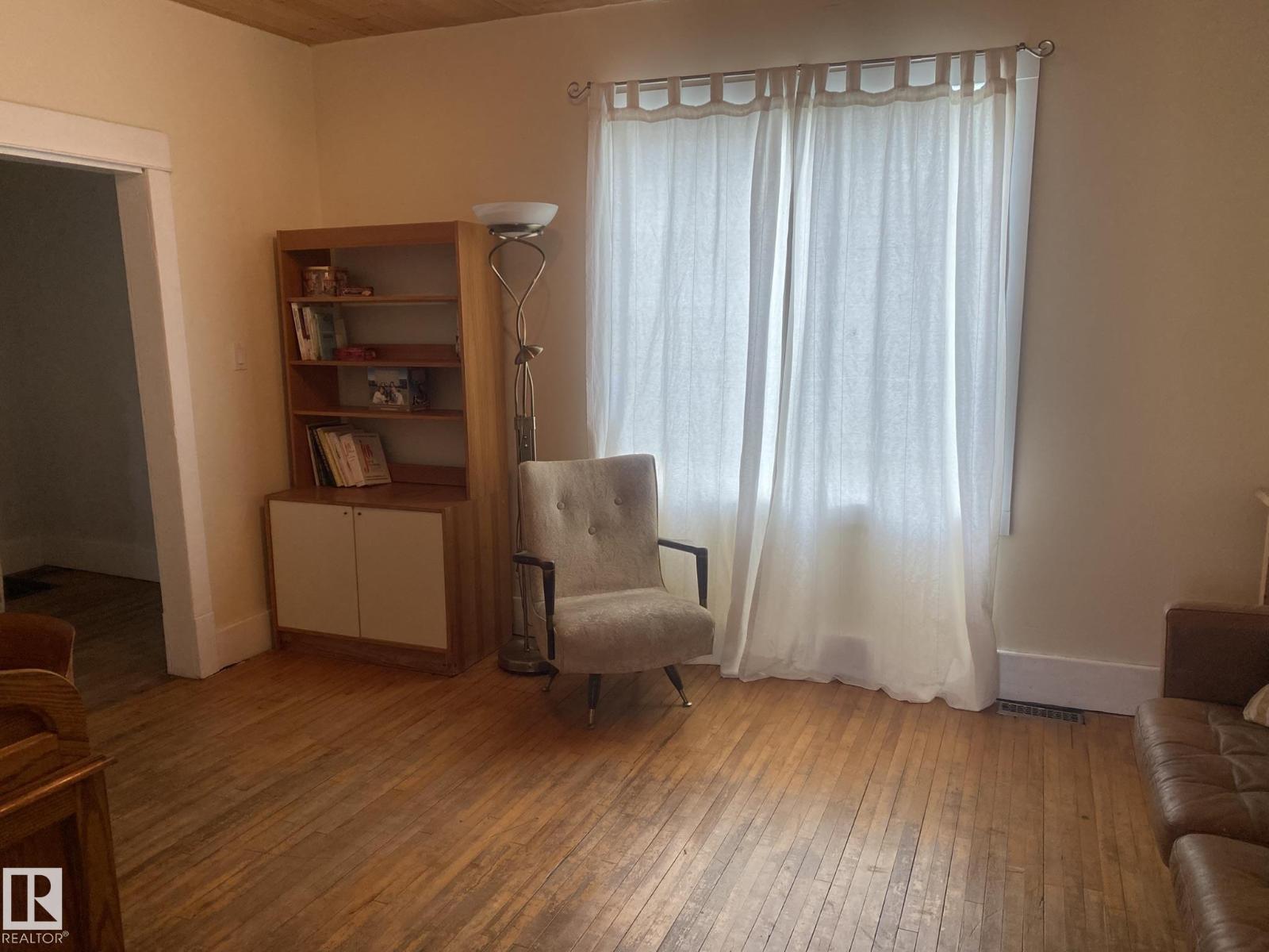 Property at 12811 121 ST NW image 3