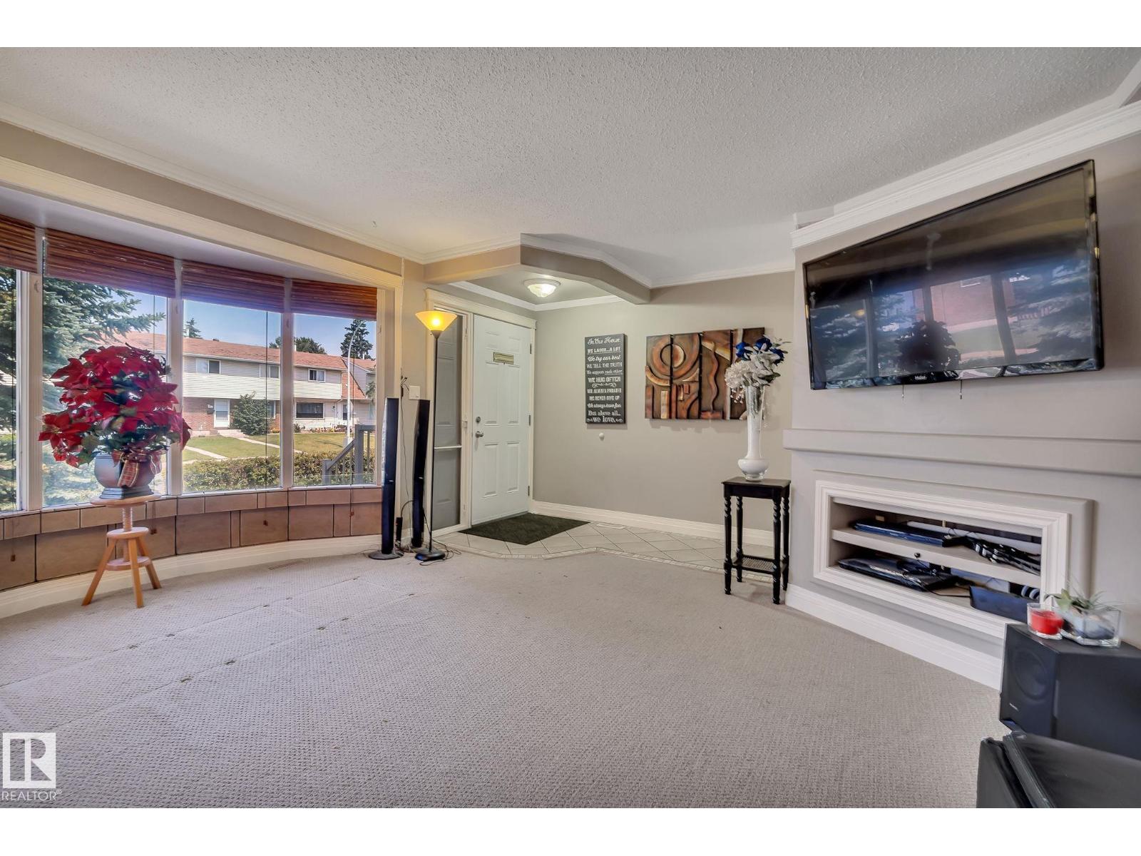 Property at 315 Knottwood Road North NW image 4