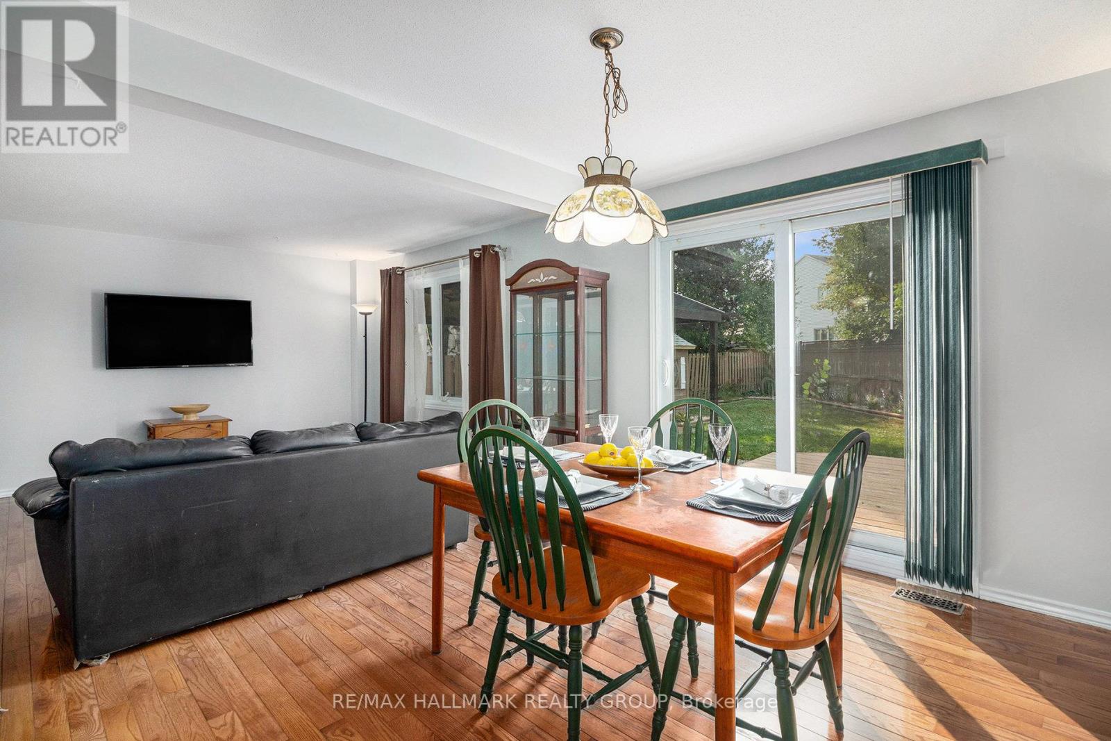 270 Mceachern Crescent, Ottawa, Ontario  K1E 3K5 - Photo 9 - X12335333