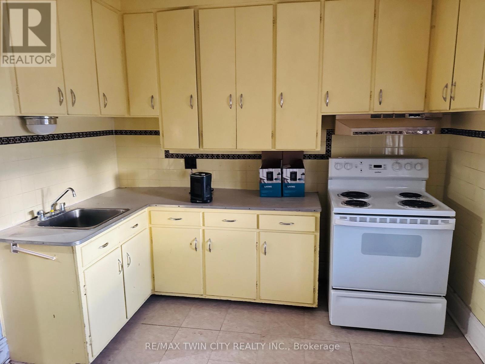 32 Simeon Street, Kitchener, Ontario  N2H 1S1 - Photo 8 - X12336097