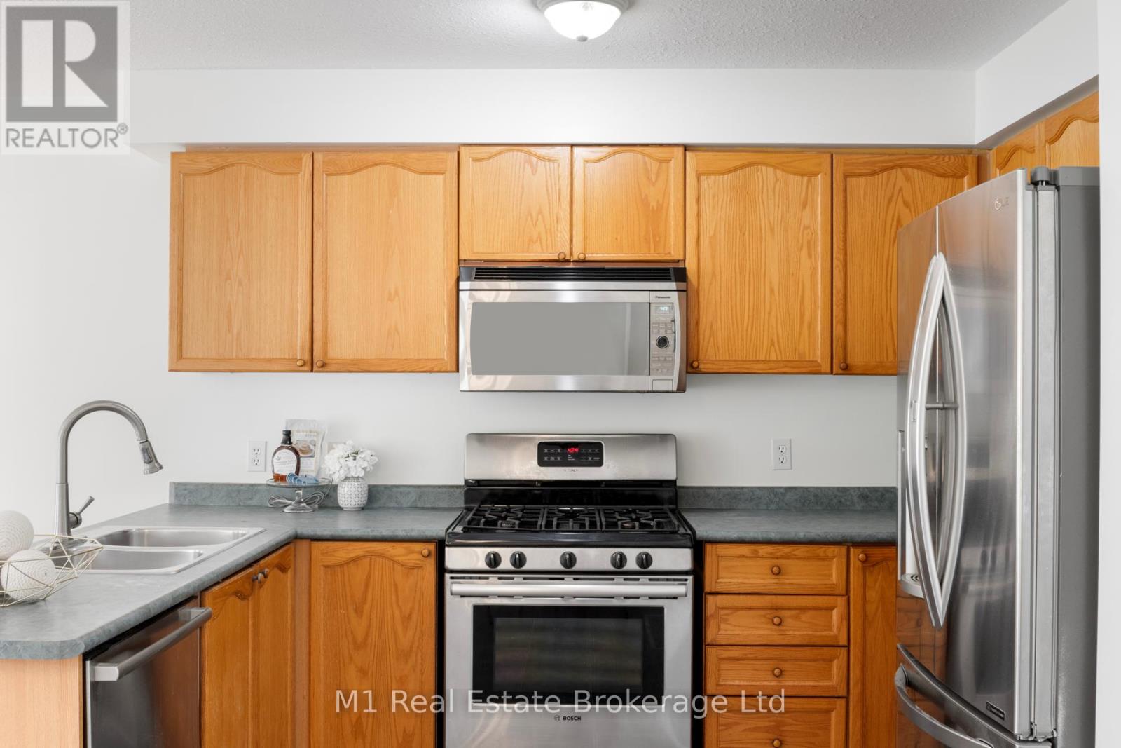 710 Denny Gate, Centre Wellington, Ontario  N1M 3S1 - Photo 9 - X12336170