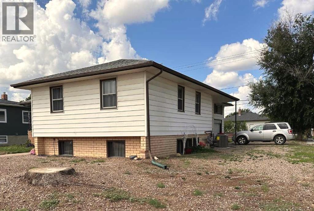 Property at 702 8 Street SW image 2
