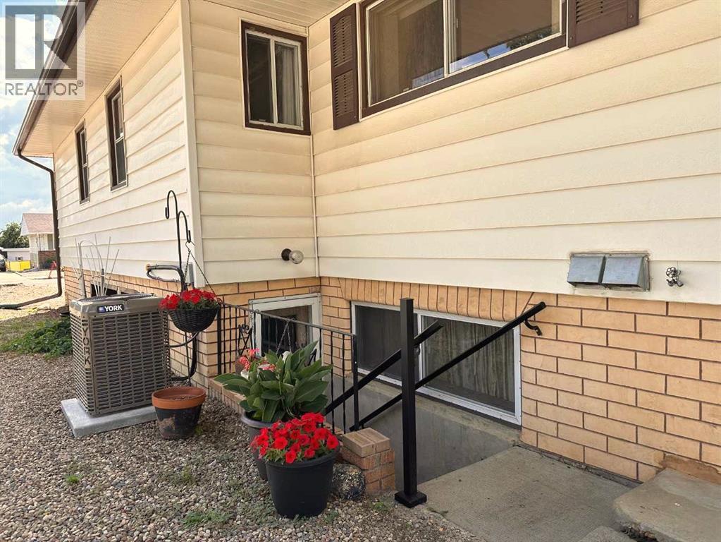 Property at 702 8 Street SW image 5