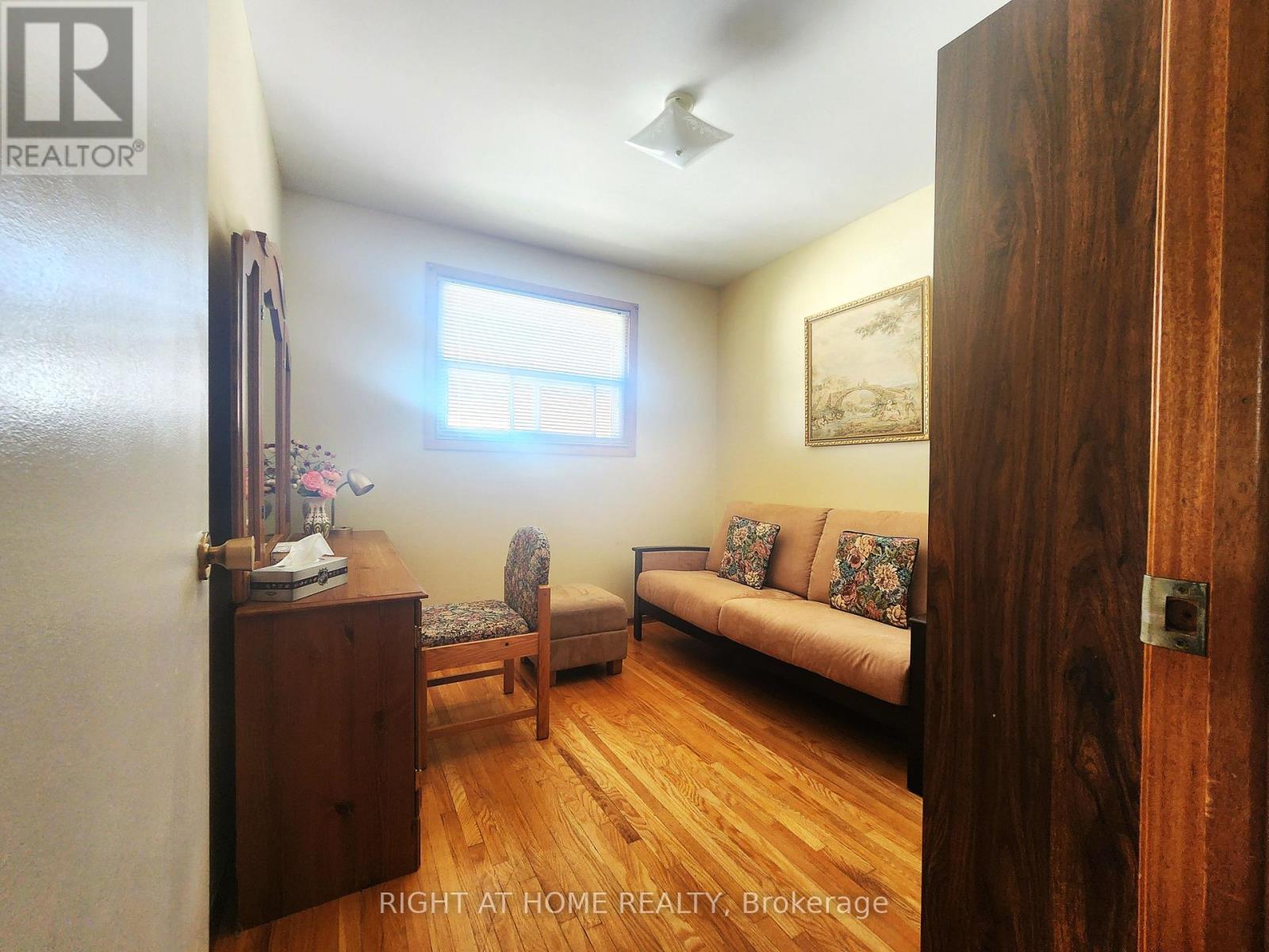 627 Green Meadow Crescent, Mississauga (Mississauga Valleys), Ontario  L5A 2V3 - Photo 10 - W12336226