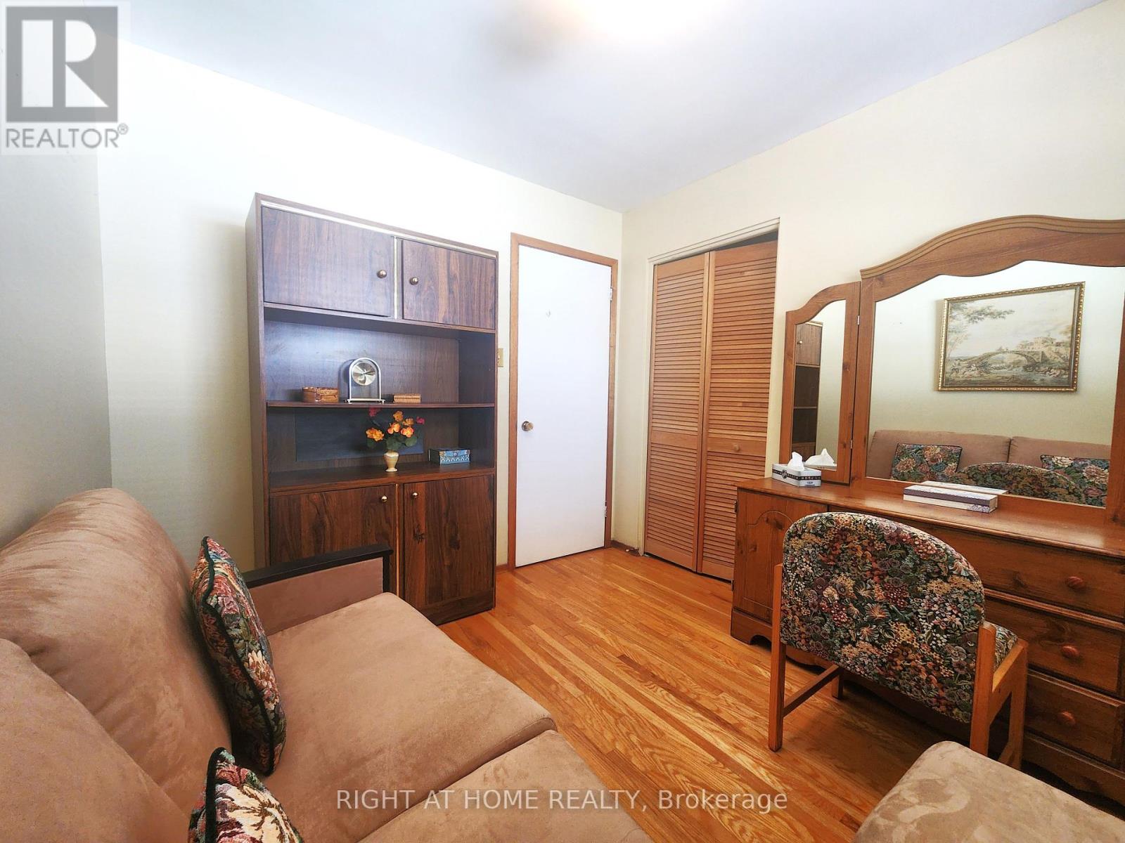 627 Green Meadow Crescent, Mississauga (Mississauga Valleys), Ontario  L5A 2V3 - Photo 11 - W12336226