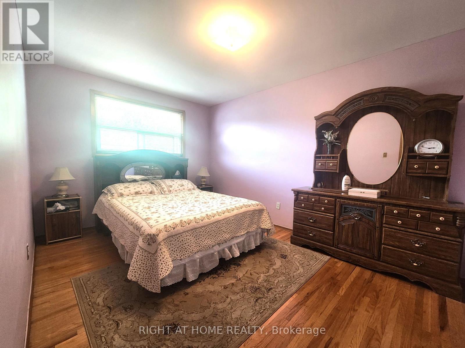 627 Green Meadow Crescent, Mississauga (Mississauga Valleys), Ontario  L5A 2V3 - Photo 12 - W12336226