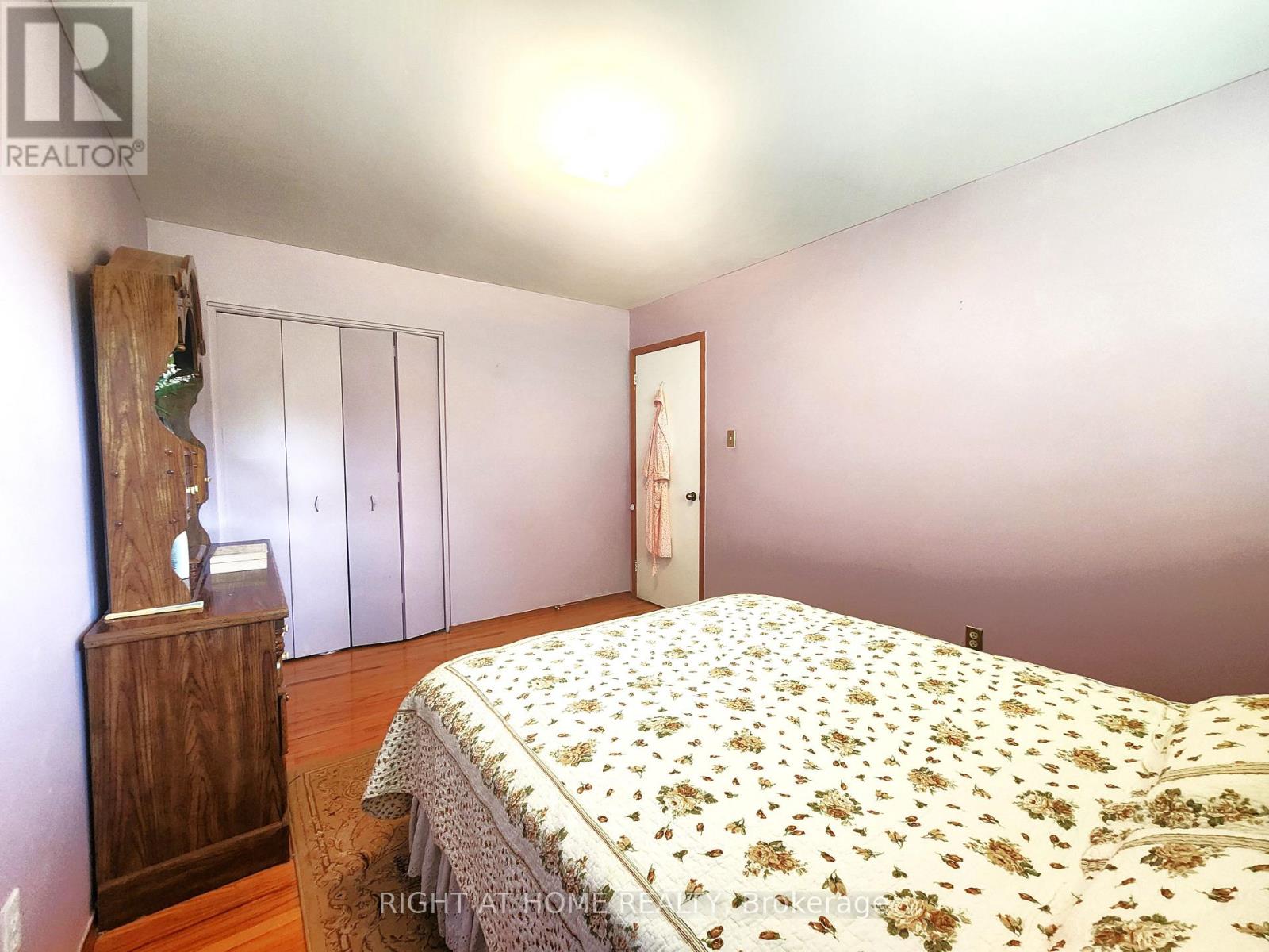 627 Green Meadow Crescent, Mississauga (Mississauga Valleys), Ontario  L5A 2V3 - Photo 13 - W12336226