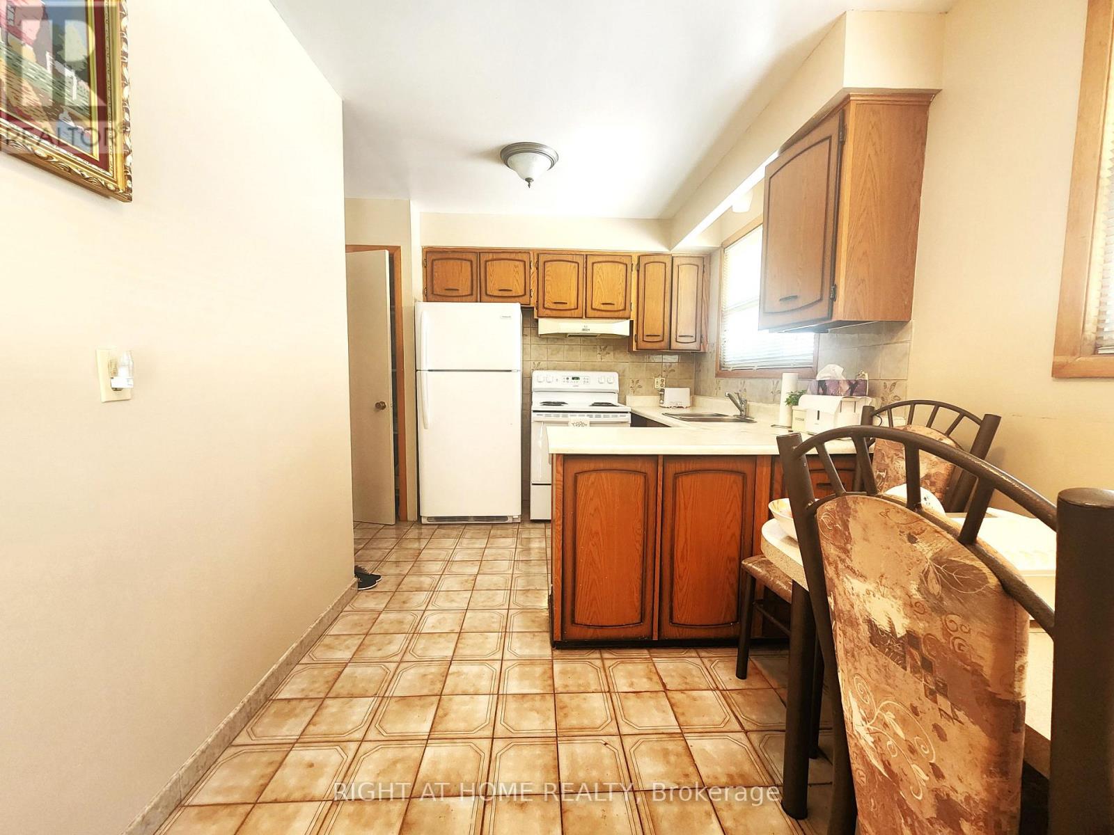 Property at 627 GREEN MEADOW CRESCENT image 5