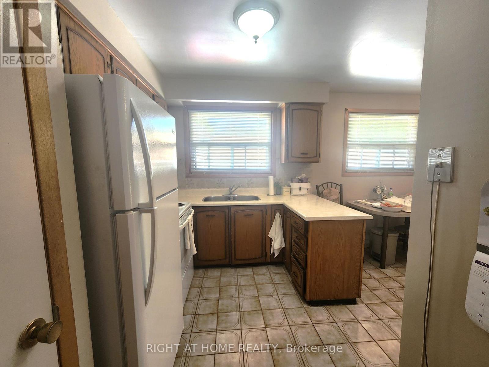 627 Green Meadow Crescent, Mississauga (Mississauga Valleys), Ontario  L5A 2V3 - Photo 6 - W12336226