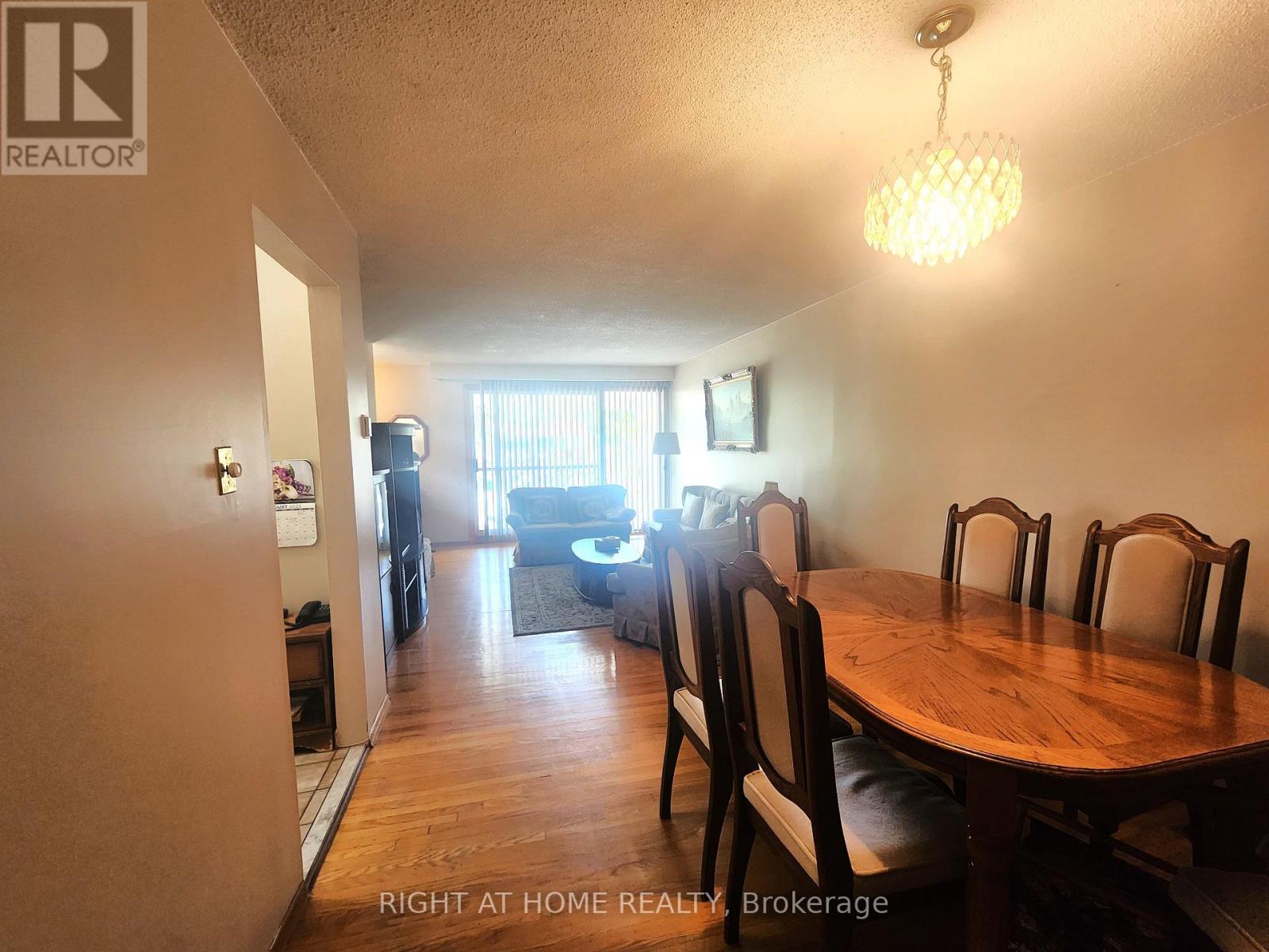 627 Green Meadow Crescent, Mississauga (Mississauga Valleys), Ontario  L5A 2V3 - Photo 7 - W12336226