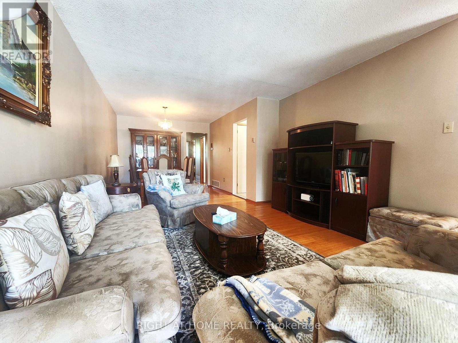 627 Green Meadow Crescent, Mississauga (Mississauga Valleys), Ontario  L5A 2V3 - Photo 9 - W12336226