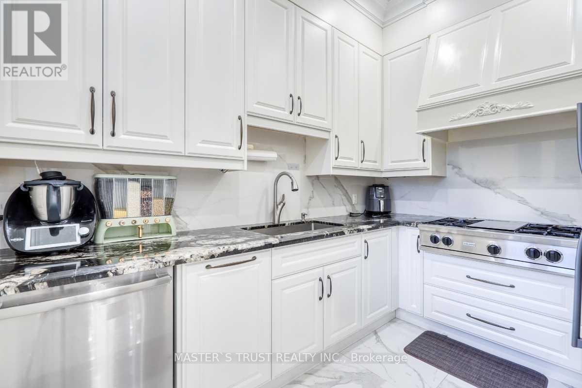 7 Trumpour Court, Markham, Ontario  L3R 2L4 - Photo 14 - N12332053