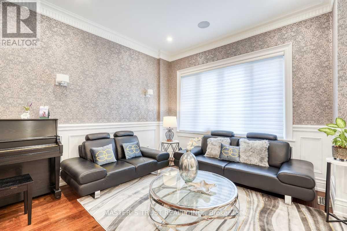 7 Trumpour Court, Markham, Ontario  L3R 2L4 - Photo 6 - N12332053