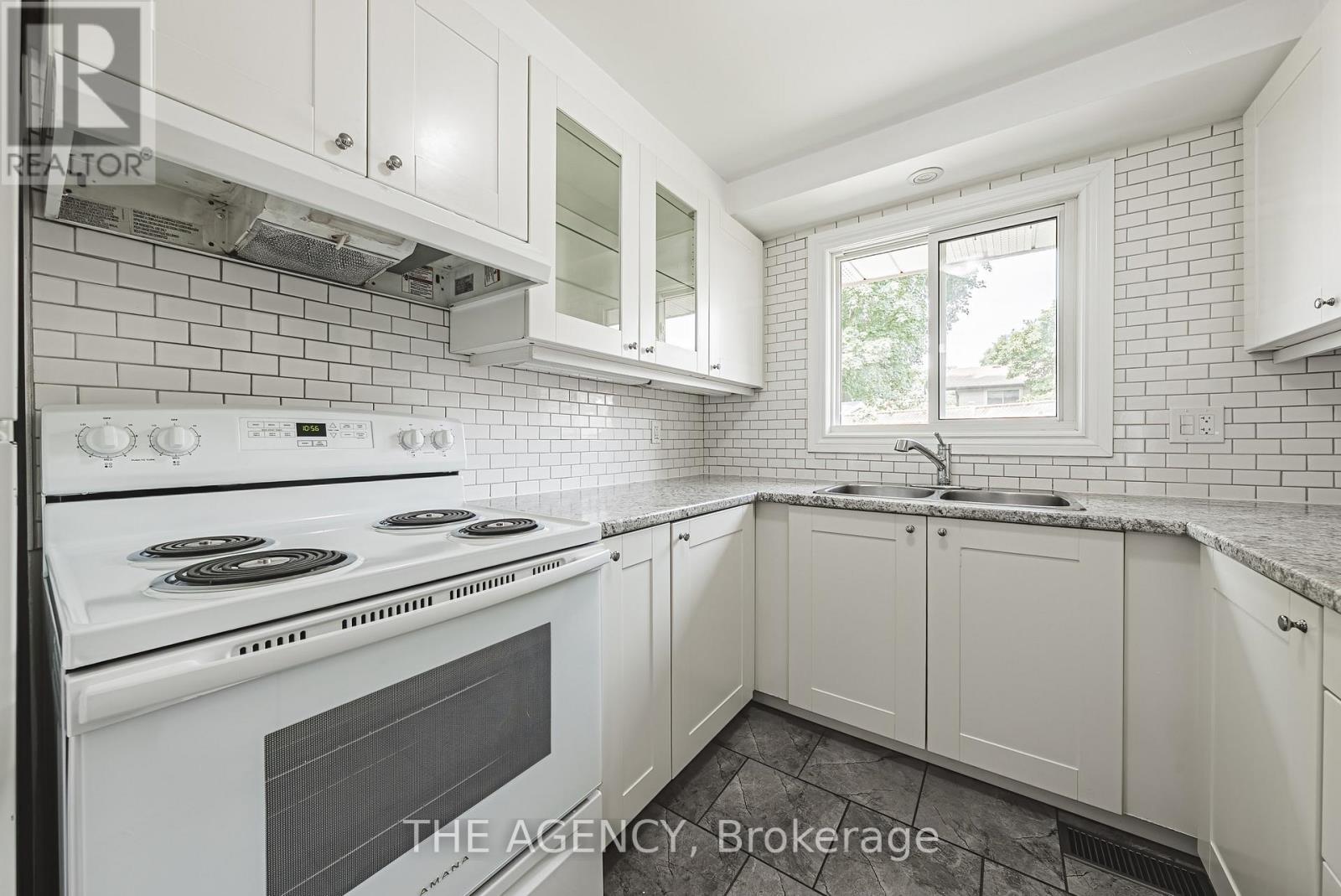 Property at 137 PEPPERWOOD CRESCENT image 4