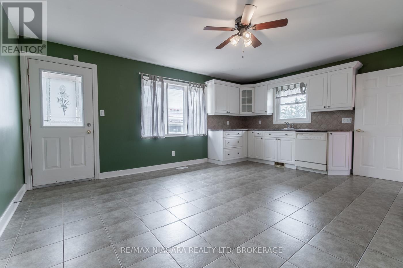 69 Golden Boulevard W, Welland (Lincoln/crowland), Ontario  L3B 1H5 - Photo 2 - X12336336