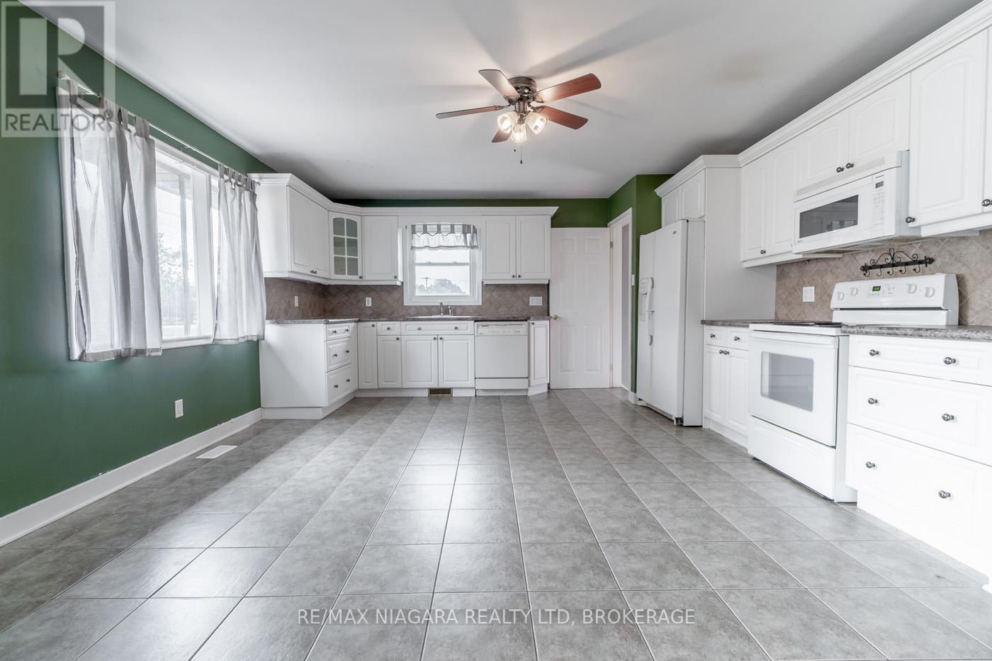 69 Golden Boulevard W, Welland (Lincoln/crowland), Ontario  L3B 1H5 - Photo 3 - X12336336