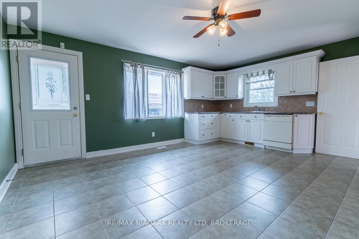 69 Golden Boulevard W, Welland (Lincoln/crowland), Ontario  L3B 1H5 - Photo 4 - X12336336