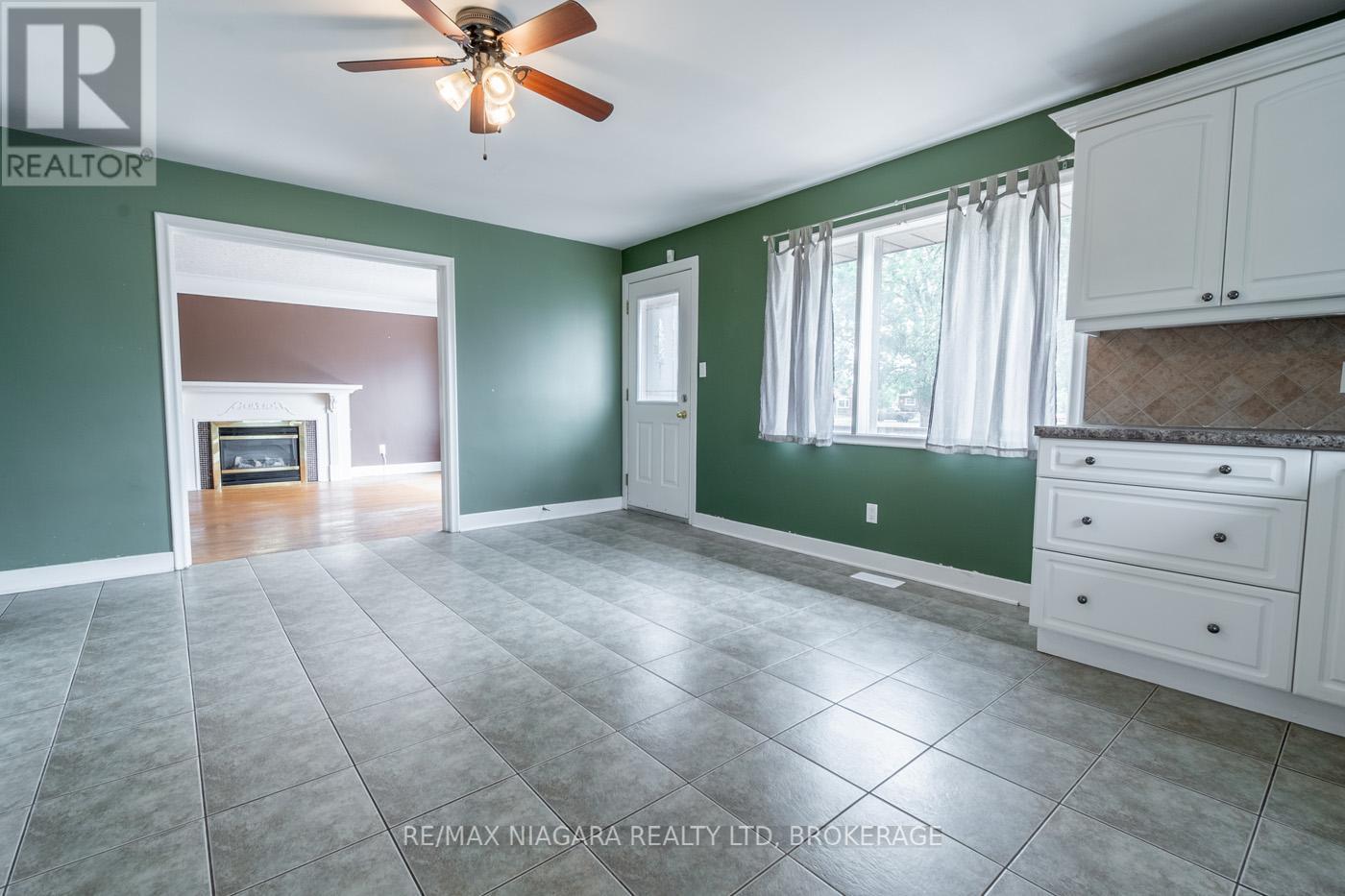 69 Golden Boulevard W, Welland (Lincoln/crowland), Ontario  L3B 1H5 - Photo 5 - X12336336
