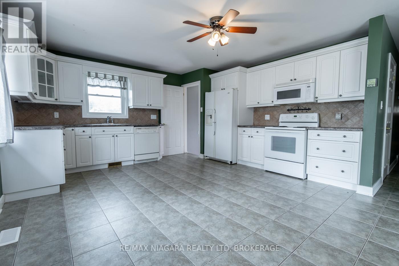 69 Golden Boulevard W, Welland (Lincoln/crowland), Ontario  L3B 1H5 - Photo 6 - X12336336