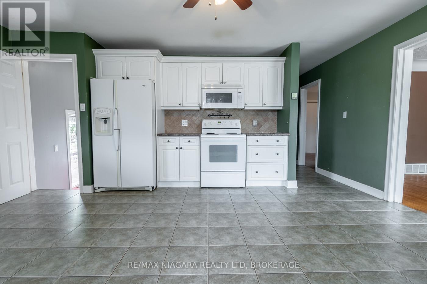 69 Golden Boulevard W, Welland (Lincoln/crowland), Ontario  L3B 1H5 - Photo 7 - X12336336