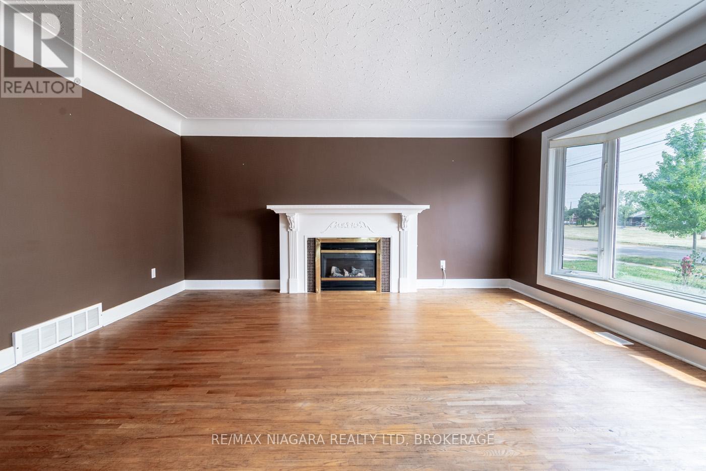 69 Golden Boulevard W, Welland (Lincoln/crowland), Ontario  L3B 1H5 - Photo 8 - X12336336