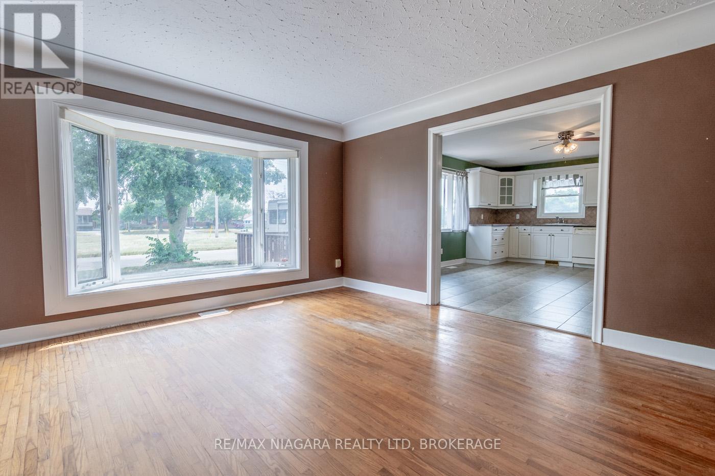 69 Golden Boulevard W, Welland (Lincoln/crowland), Ontario  L3B 1H5 - Photo 9 - X12336336