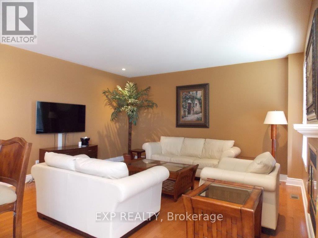 129 Annapolis Circle, Ottawa, Ontario  K1V 1Z3 - Photo 3 - X12336376